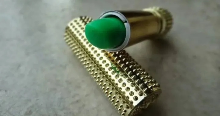 Zlatno pakovanje skriva zeleni karmin koji usne boji vrućom, postojanom crvenom/Facebook