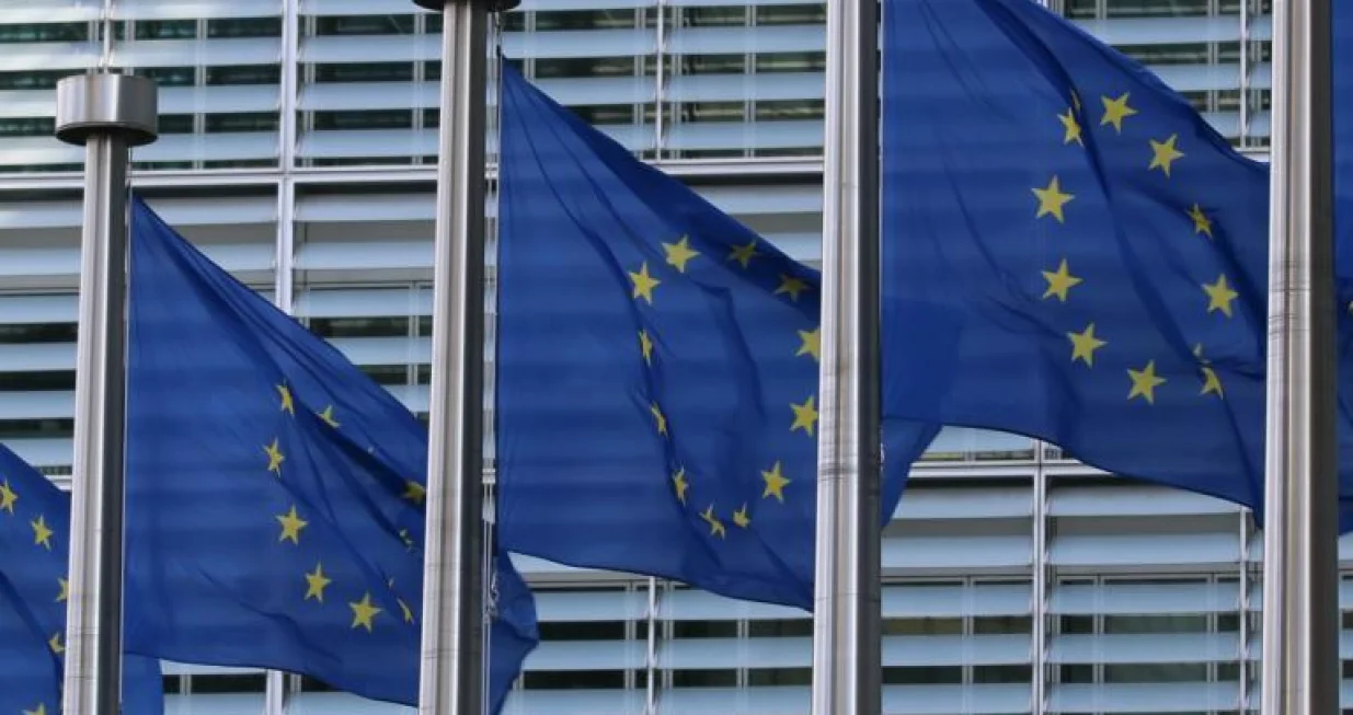 Zastave EU pred sjedištem evropskih institucija u Bruxellesu/