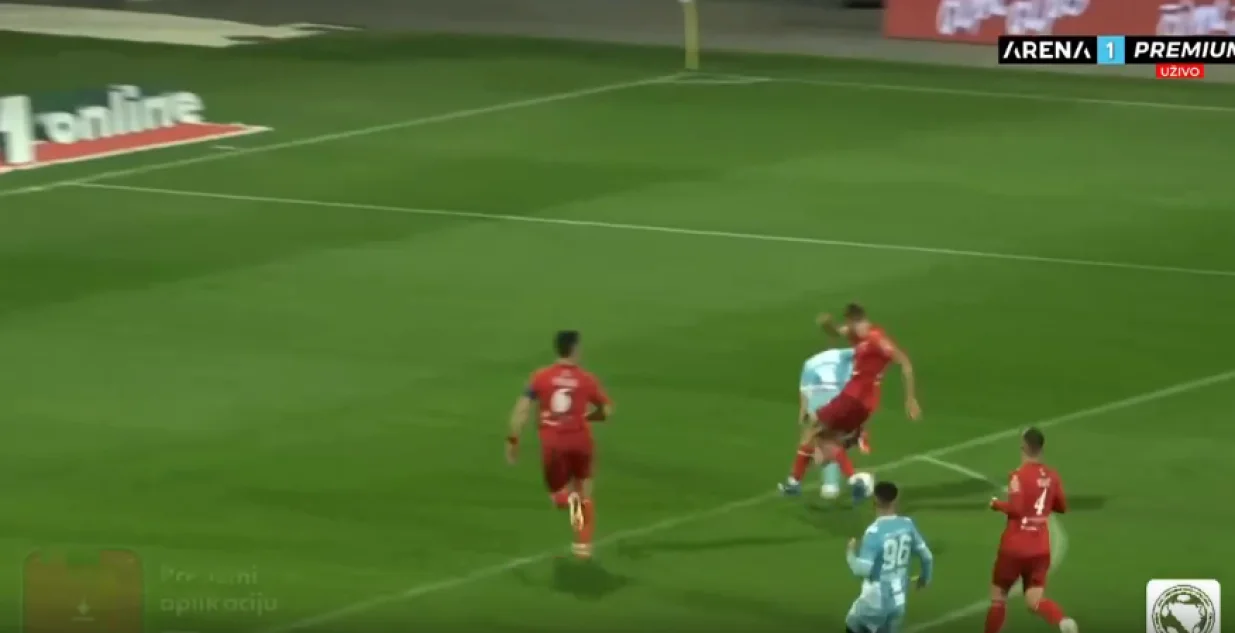 Situacija zbog koje su domaći tražili penal (FOTO: Screenshot/Arena Sport)