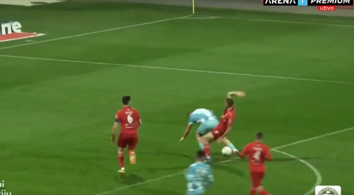 Situacija zbog koje su domaći tražili penal (FOTO: Screenshot/Arena Sport)