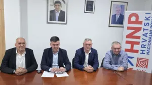 Četiri stranke članice Hrvatskog narodnog sabora (HNS) BiH uputile su u subotu otvoreno pismo aktualnom rukovodstvu HNS-a, u kojem pozivaju na njegovu hitnu reorganizaciju i povratak izvornim načelima zajedništva i ravnopravnosti.Pismo su potpisali predsjednici Hrvatske demokratske zajednice 1990 Ilija Cvitanović, Hrvatskog nacionalnog pomaka Ivan Vukadin, Hrvatskog demokratskog saveza Ivo Tadić i Hrvatske seljačke stranke Mario Karamatić, a kao ključni razlog nezadovoljstva naveli su, kako tvrde, višegodišnju zloupotrebu HNS-a u političke i osobne svrhe.//