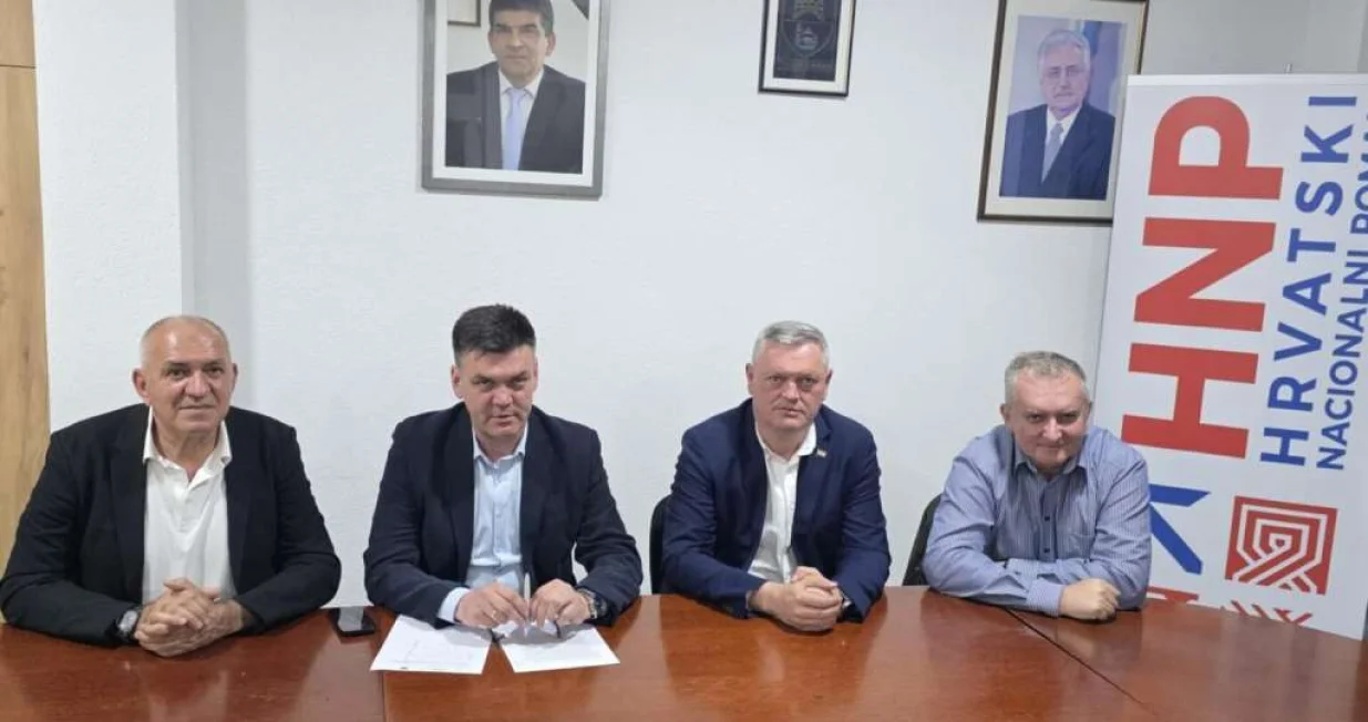 Četiri stranke članice Hrvatskog narodnog sabora (HNS) BiH uputile su u subotu otvoreno pismo aktualnom rukovodstvu HNS-a, u kojem pozivaju na njegovu hitnu reorganizaciju i povratak izvornim načelima zajedništva i ravnopravnosti.Pismo su potpisali predsjednici Hrvatske demokratske zajednice 1990 Ilija Cvitanović, Hrvatskog nacionalnog pomaka Ivan Vukadin, Hrvatskog demokratskog saveza Ivo Tadić i Hrvatske seljačke stranke Mario Karamatić, a kao ključni razlog nezadovoljstva naveli su, kako tvrde, višegodišnju zloupotrebu HNS-a u političke i osobne svrhe.//