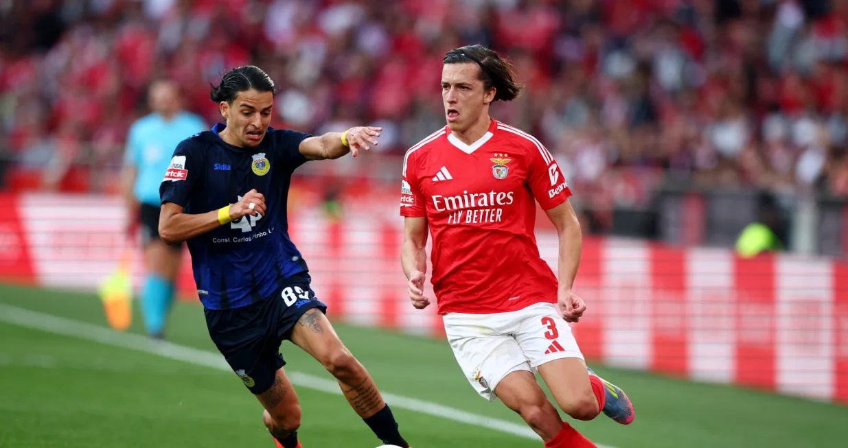 Soccer Football - Primeira Liga - Benfica v Arouca - Estadio da Luz, Lisbon, Portugal - April 13, 2025 Benfica's Alvaro Fernandez Carreras in action with Arouca's Pedro Santos REUTERS/Pedro Nunes