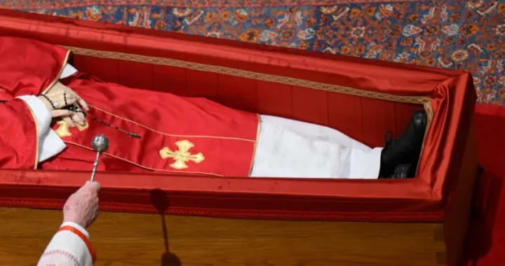 papa će biti sahranjen u cipelama koje je nosio /Anadolija