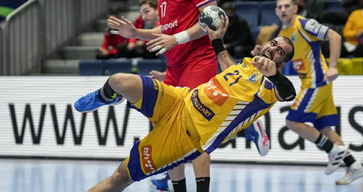 epa09688091 Vladimir Vranjes (front) of Bosnia in action during the Men's European Handball Championship preliminary round match between the Czech Republic and Bosnia and Herzegovina in Bratislava, Slovakia, 15 January 2022. EPA/MARTIN DIVISEK