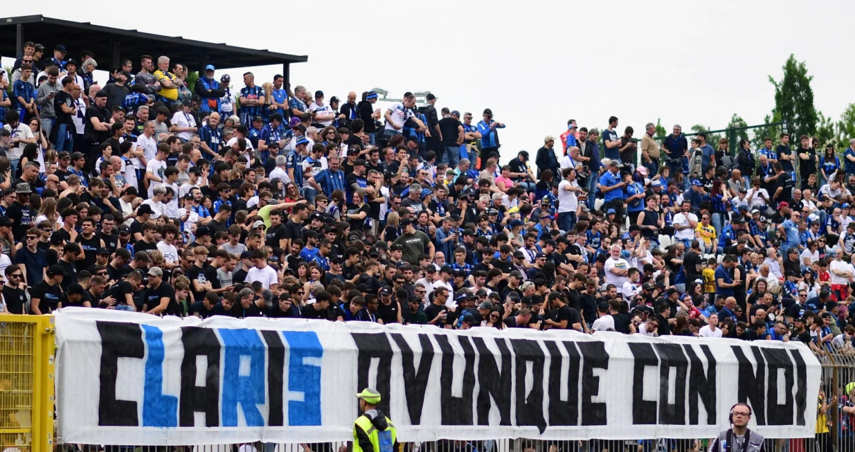 Trasparent u čast ubijenog navijača (FOTO: REUTERS/Daniele Mascolo /File Photo)