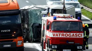 04.05.2025., Popovaca - Prometna nesrece u kojoj je sudjelovao autobus i osobni automobil. U nesreci su dvije osobe poginule te ih je nekoliko ozlijedjeno. Photo: Emica Elvedji/PIXSELL/Emica Elvedji/pixsell