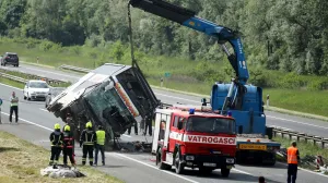 04.05.2025., Popovaca - Prometna nesrece u kojoj je sudjelovao autobus i osobni automobil. U nesreci su dvije osobe poginule te ih je nekoliko ozlijedjeno. Photo: Edina Zuko/PIXSELL/Edina Zuko/pixsell