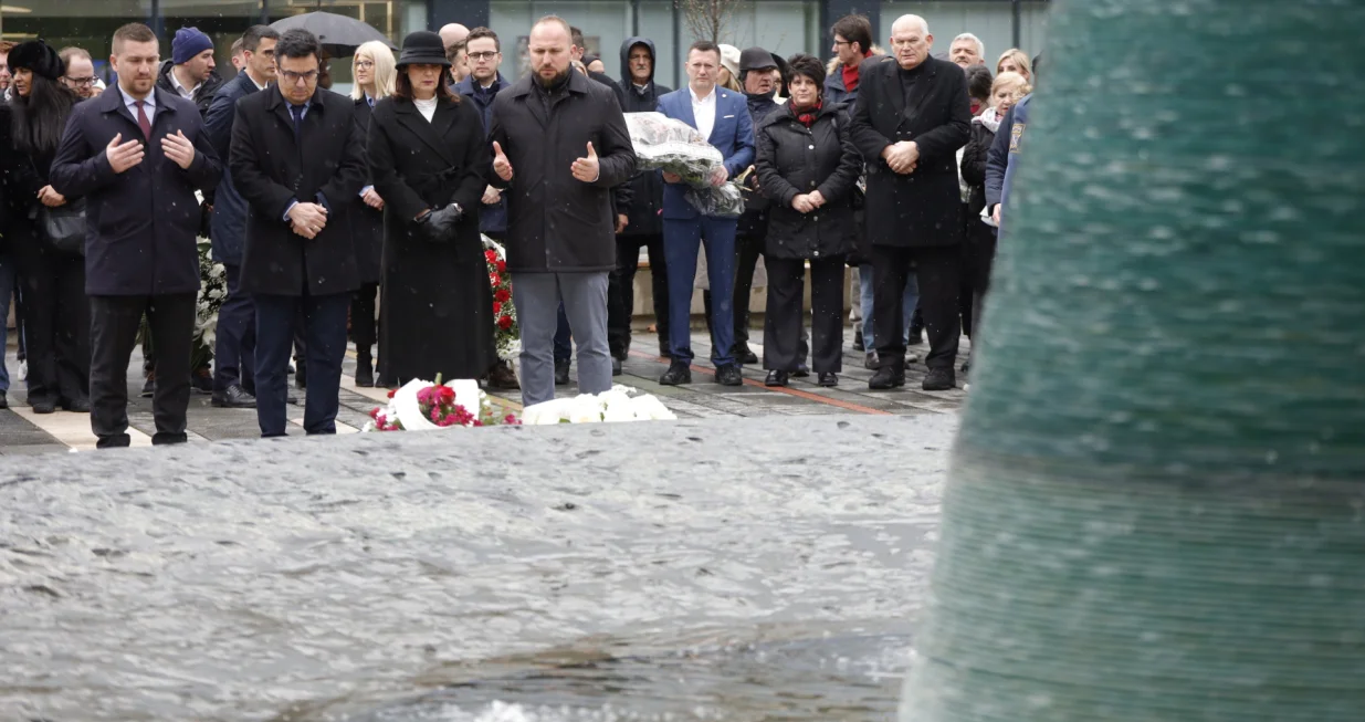 obilježavanje dana početka opsade Sarajeva i Dana grada Sarajeva polaganje cvijeća spomenik ubijenoj djeci opkoljenog sarajeva/Senad Gubelić
