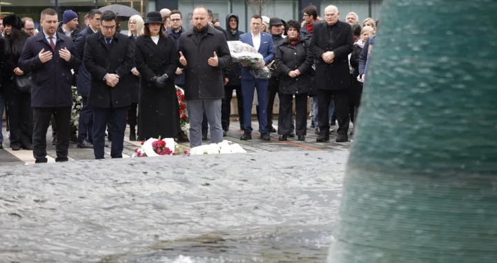 obilježavanje dana početka opsade Sarajeva i Dana grada Sarajeva polaganje cvijeća spomenik ubijenoj djeci opkoljenog sarajeva/Senad Gubelić