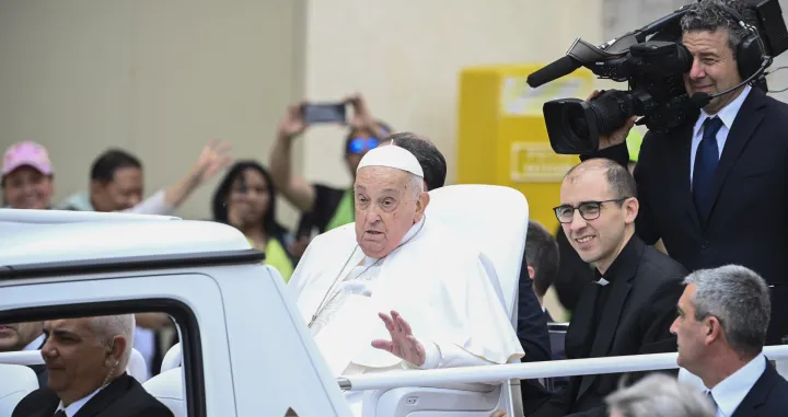 VATIKAN - 20. APRIL 2025.Poglavar RimokatoliДЌke crkve i Vatikana papa Franja pozvao je u uskrЕЎnjoj poruci na hitan prekid vatre u Gazi i oslobaД'anje talaca.Papinu uskrЕЎnju poruku proДЌitao je njegov pomoД‡nik s glavnog balkona bazilike Svetog Petra, dok je papa samo nakratko prisustvovao i uputio tradicionalni blagoslov vjernicima s obzirom da se joЕЎ oporavlja od upale pluД‡a. (isabella Bonotto - Anadolu Agency)/