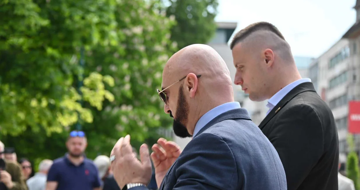 Ramo Isak; Odavanje počasti na Spomen-obilježju ubijenoj djeci opkoljenog Sarajeva/Andrej Bjeloš