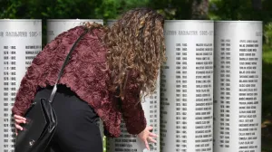 Odavanje počasti na Spomen-obilježju ubijenoj djeci opkoljenog Sarajeva/Andrej Bjeloš