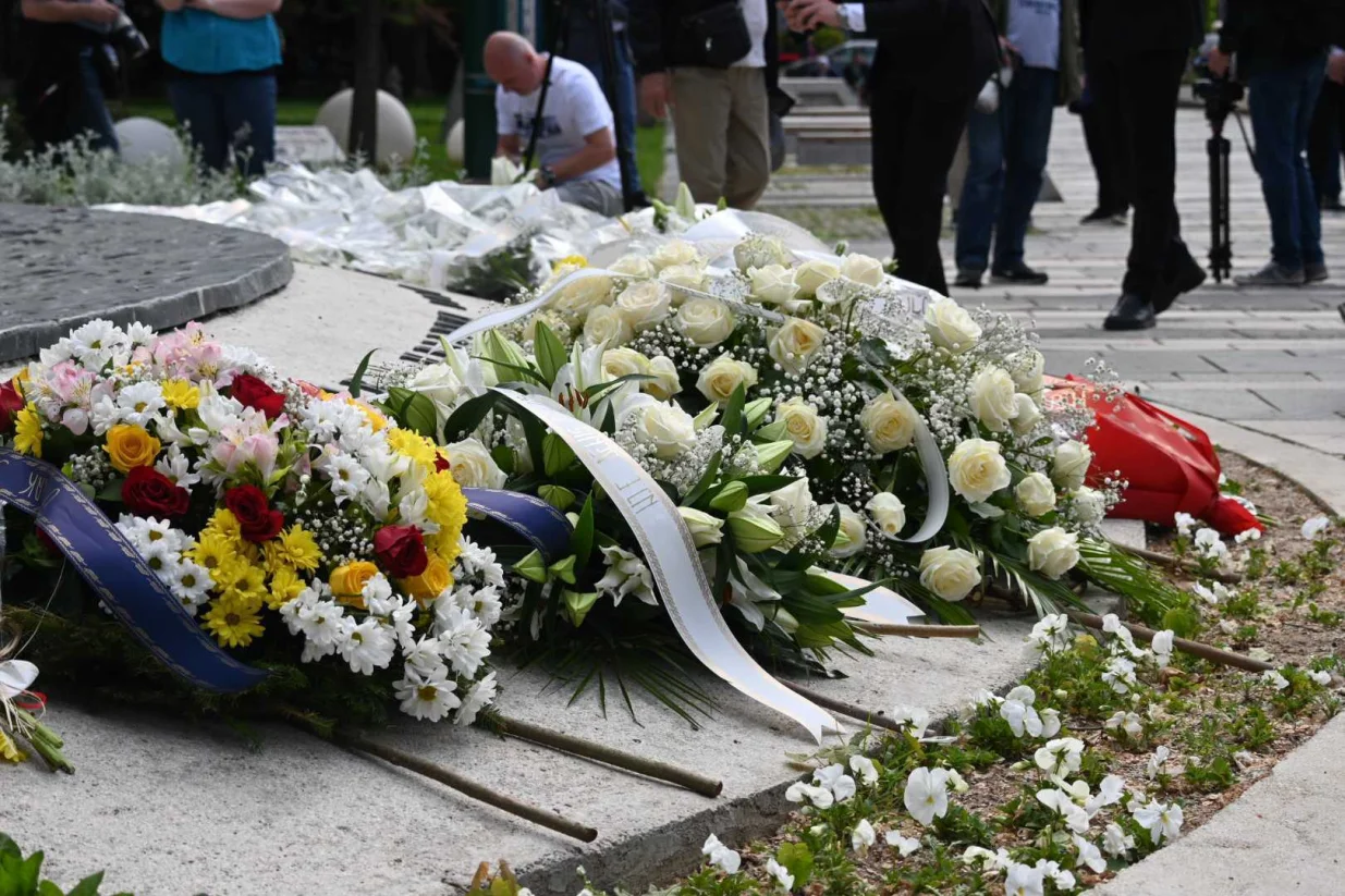 Odavanje počasti na Spomen-obilježju ubijenoj djeci opkoljenog Sarajeva/Andrej Bjeloš