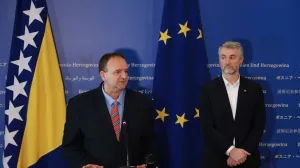 SARAJEVO, 5. maja (FENA) – Ministar komunikacija i prometa Bosne i Hercegovine Edin Forto održao je danas u Sarajevu sastanak sa predstavnicima prevoznika okupljenih oko Konzorcija Logistika BiH sa kojim je razgovarao o aktuelnoj problematici domaćih prijevoznika tereta. (Foto FENA/Almir Razić)/Almir Razić