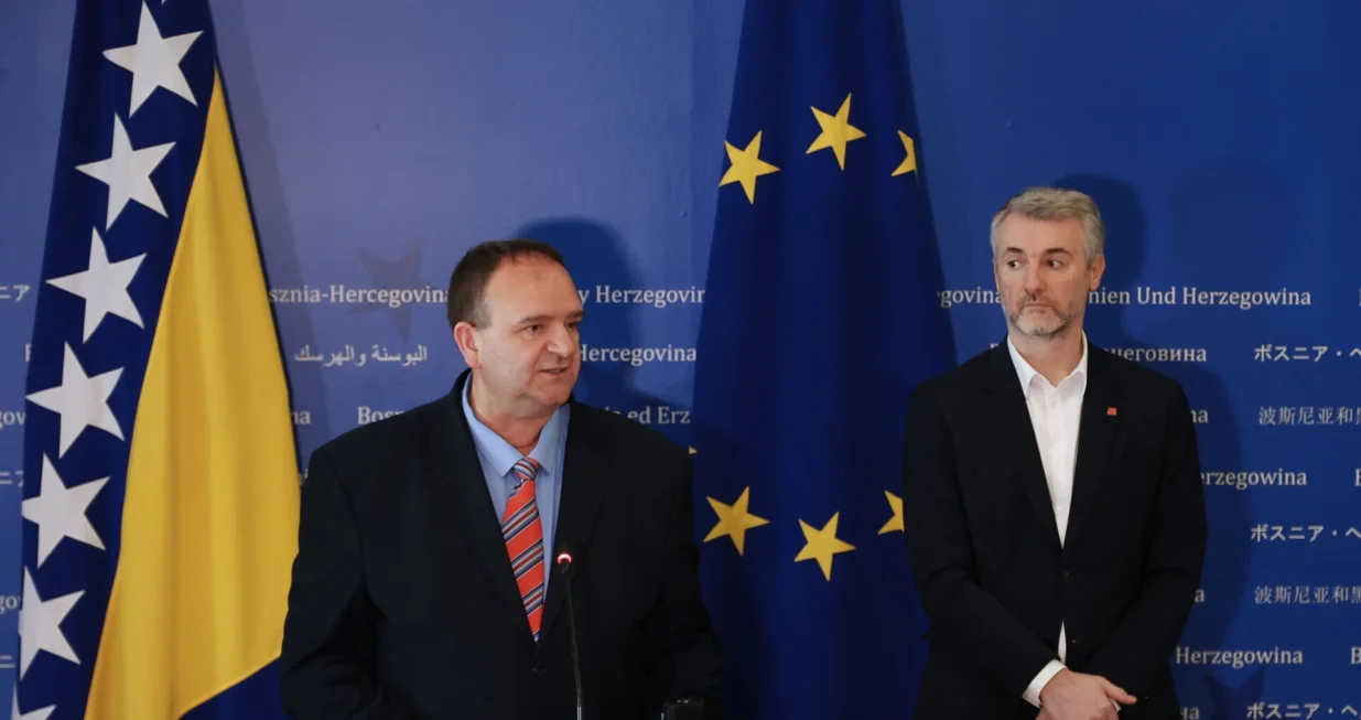 SARAJEVO, 5. maja (FENA) – Ministar komunikacija i prometa Bosne i Hercegovine Edin Forto održao je danas u Sarajevu sastanak sa predstavnicima prevoznika okupljenih oko Konzorcija Logistika BiH sa kojim je razgovarao o aktuelnoj problematici domaćih prijevoznika tereta. (Foto FENA/Almir Razić)/Almir Razić