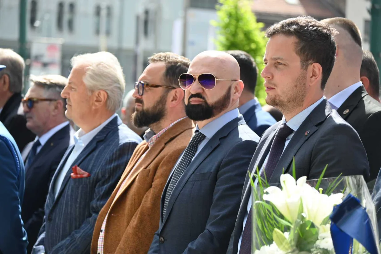 Ramo Isak, Nihad Uk; Odavanje počasti na Spomen-obilježju ubijenoj djeci opkoljenog Sarajeva/Andrej Bjeloš