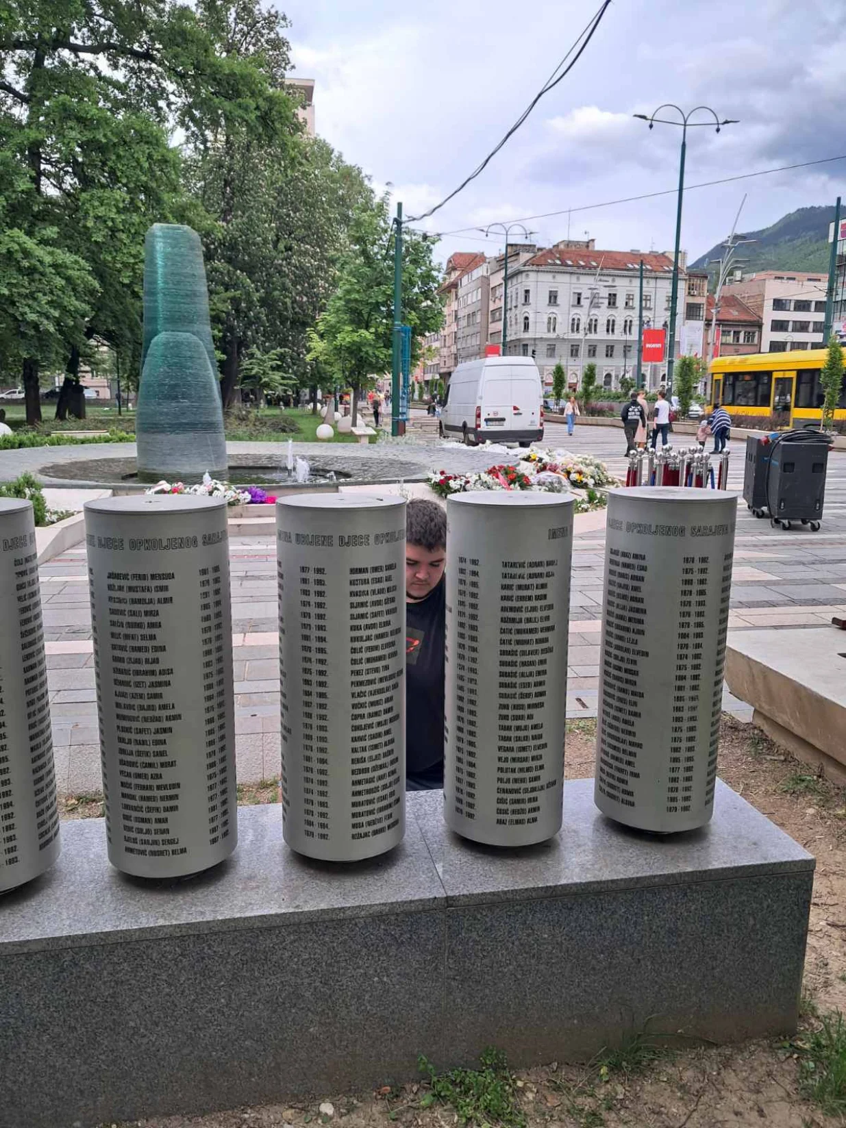 Duško Tomić, Dječja ambasada Međaši iz Bijeljine, spomenik ubijenoj djecI Sarajeva/