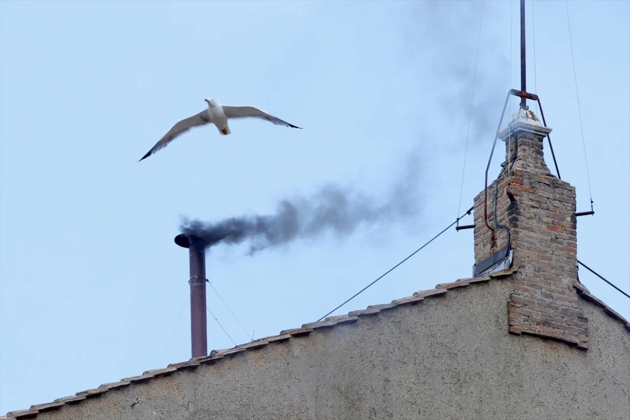 Crni dim iz dimnjaka na vrhu Sikstinske kapele, signalizira da drugog dana konklave u Vatikanu 8. maja 2025. nije izabran novi papa/Riccardo De Luca