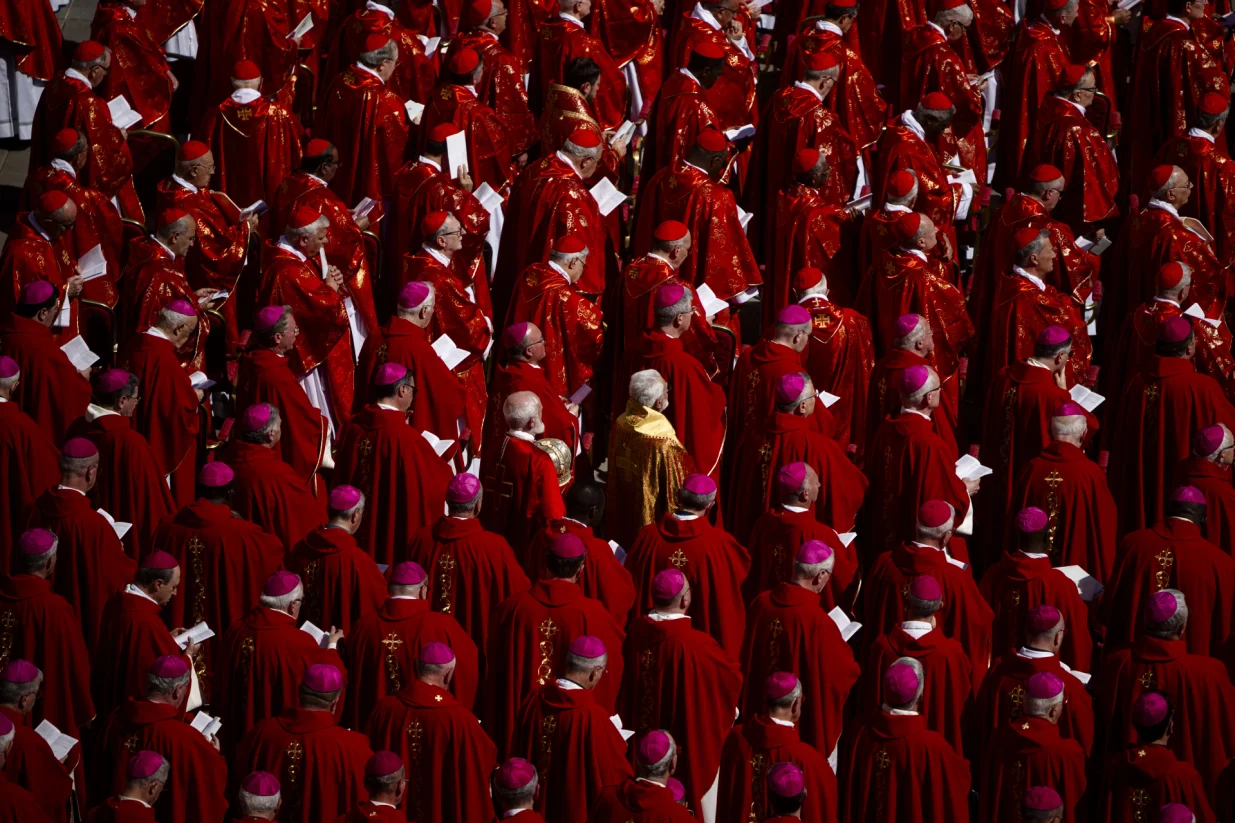 RIM (AA) - U Rimu je zavrЕЎena pogrebna misa papi Franji, poglavaru RimokatoliДЌke crkve, koju je predvodio kardinal Giovanni Battista Re."Papa Franjo je bio papa koji je Еѕelio biti meД'u ljudima, s otvorenim srcem za svakoga", rekao je prije nego je pogrebna povorka sa papinim kovДЌegom krenula ka Bazilici sv. Marije Velike u Rimu u kojoj Д‡e papa biti sahranjen."Bio je osjetljiv na ono novo ЕЎto je izranjalo u druЕЎtvu, kao i na ono ЕЎto je Duh Sveti poticao unutar Crkve", rekao je Battista Re, navodeД‡i da je papa Franjo bio "vrlo spontan, s neformalnim naДЌinom ophoД'enja sa svima", ДЌak i onima daleko od Crkve."Pun ljudske topline i duboko osjetljiv na rane danaЕЎnjice, papa Franjo je istinski dijelio tjeskobe, patnje i nade naЕЎeg doba", poruДЌio je.Italijanski kardinal je na tragu pape Franje, koji je pozivao na "gradnju mostova, a ne zidova", poslao poruku o vaЕѕnosti mira. (Lorena Sopena - Anadolu Agency)/