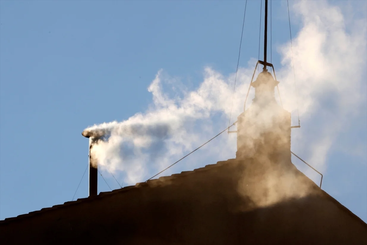 Bijeli dim izašao iz dimnjaka Sikstinske kapele u Vatikanu - izabran novi papa/Riccardo De Luca