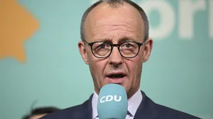 BERLIN, NJEMAДЊKA - 23. FEBRUAR: Lider njemaДЌke opozicije Friedrich Merz proglasio je pobjedu nakon ЕЎto su njegovi demokrЕЎД‡ani (CDU/CSU) osvojili skoro 29 posto glasova na danaЕЎnjim saveznim izborima, javlja Anadolu."Pobijedili smo na ovim izborima", rekao je Merz ДЌlanovima stranke tokom slavljeniДЌkog govora u sjediЕЎtu CDU-a."Svijet nas ne ДЌeka niti ДЌeka duge pregovore o koaliciji. Sada moramo brzo povratiti naЕЎu sposobnost da djelujemo", rekao je konzervativni lider.Merz je naglasio da je brzo formiranje stabilne koalicione vlade kljuДЌno za rjeЕЎavanje unutraЕЎnjih izazova, jaДЌanje prisustva NjemaДЌke u Evropi i ponovnu izgradnju meД'unarodnog povjerenja.Prema najnovijim projekcijama javnog emitera ARD-a, demokrЕЎД‡ani su osvojili 28,8 posto glasova, u odnosu na 24 posto na prethodnim saveznim izborima 2021.MeД'utim, savez konzervativaca CDU/CSU nije uspio da postigne apsolutnu veД‡inu potrebnu za samostalno formiranje vlade.Socijaldemokratska partija (SPD) kancelara Olafa Scholza suoДЌila se s historijskim porazom na izborima s osvojenih svega 16,2 posto glasova, ЕЎto je najslabiji rezultat za stranku lijevog centra od 1949. godine.Krajnje desniДЌarska Alternativa za NjemaДЌku (AfD) ostvarila je svoj najbolji rezultat ikada na saveznim izborima. S 20,3 posto glasova je postala druga najjaДЌa stranka u zemlji.Zelena stranka ministrice vanjskih poslova Annalena Baerbock osvojila je 12,7 posto glasova.SocijalistiДЌka stranka Die Linke napravila je veliko iznenaД'enje izborne noД‡i, osvojivЕЎi 8,5 posto glasova, za tri posto viЕЎe u odnosu na rezult (Halil SaДџД±rkaya - Anadolu Agency)/