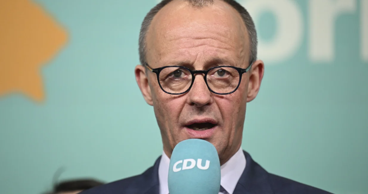 BERLIN, NJEMAДЊKA - 23. FEBRUAR: Lider njemaДЌke opozicije Friedrich Merz proglasio je pobjedu nakon ЕЎto su njegovi demokrЕЎД‡ani (CDU/CSU) osvojili skoro 29 posto glasova na danaЕЎnjim saveznim izborima, javlja Anadolu."Pobijedili smo na ovim izborima", rekao je Merz ДЌlanovima stranke tokom slavljeniДЌkog govora u sjediЕЎtu CDU-a."Svijet nas ne ДЌeka niti ДЌeka duge pregovore o koaliciji. Sada moramo brzo povratiti naЕЎu sposobnost da djelujemo", rekao je konzervativni lider.Merz je naglasio da je brzo formiranje stabilne koalicione vlade kljuДЌno za rjeЕЎavanje unutraЕЎnjih izazova, jaДЌanje prisustva NjemaДЌke u Evropi i ponovnu izgradnju meД'unarodnog povjerenja.Prema najnovijim projekcijama javnog emitera ARD-a, demokrЕЎД‡ani su osvojili 28,8 posto glasova, u odnosu na 24 posto na prethodnim saveznim izborima 2021.MeД'utim, savez konzervativaca CDU/CSU nije uspio da postigne apsolutnu veД‡inu potrebnu za samostalno formiranje vlade.Socijaldemokratska partija (SPD) kancelara Olafa Scholza suoДЌila se s historijskim porazom na izborima s osvojenih svega 16,2 posto glasova, ЕЎto je najslabiji rezultat za stranku lijevog centra od 1949. godine.Krajnje desniДЌarska Alternativa za NjemaДЌku (AfD) ostvarila je svoj najbolji rezultat ikada na saveznim izborima. S 20,3 posto glasova je postala druga najjaДЌa stranka u zemlji.Zelena stranka ministrice vanjskih poslova Annalena Baerbock osvojila je 12,7 posto glasova.SocijalistiДЌka stranka Die Linke napravila je veliko iznenaД'enje izborne noД‡i, osvojivЕЎi 8,5 posto glasova, za tri posto viЕЎe u odnosu na rezult (Halil SaДџД±rkaya - Anadolu Agency)/