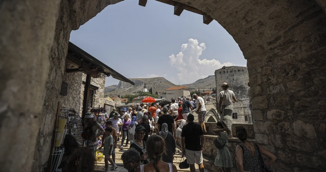 Mostar ljeto, Stari most, turisti/Anadolija/