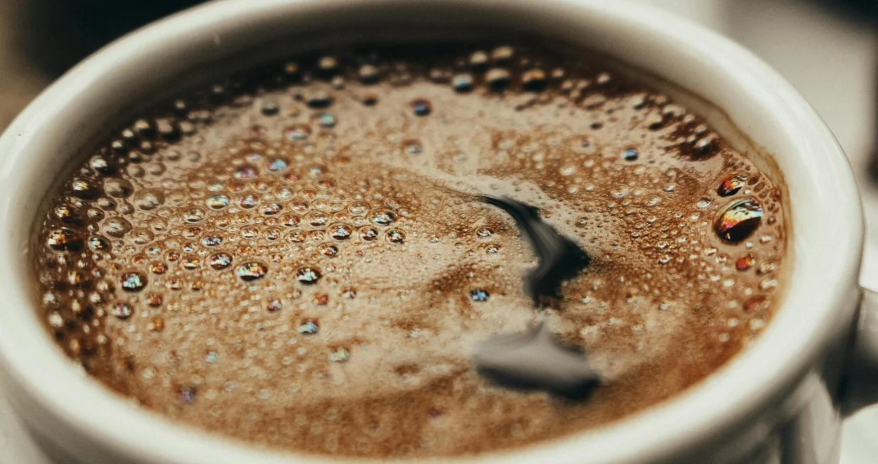 Kombinacija kafe i bibera podstiče proizvodnju "hormona sreće"/Pexels