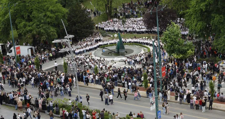 Emotivan performans sarajevskih mališana/Senad Gubelić