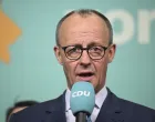 BERLIN, NJEMAДЊKA - 23. FEBRUAR: Lider njemaДЌke opozicije Friedrich Merz proglasio je pobjedu nakon ЕЎto su njegovi demokrЕЎД‡ani (CDU/CSU) osvojili skoro 29 posto glasova na danaЕЎnjim saveznim izborima, javlja Anadolu."Pobijedili smo na ovim izborima", rekao je Merz ДЌlanovima stranke tokom slavljeniДЌkog govora u sjediЕЎtu CDU-a."Svijet nas ne ДЌeka niti ДЌeka duge pregovore o koaliciji. Sada moramo brzo povratiti naЕЎu sposobnost da djelujemo", rekao je konzervativni lider.Merz je naglasio da je brzo formiranje stabilne koalicione vlade kljuДЌno za rjeЕЎavanje unutraЕЎnjih izazova, jaДЌanje prisustva NjemaДЌke u Evropi i ponovnu izgradnju meД'unarodnog povjerenja.Prema najnovijim projekcijama javnog emitera ARD-a, demokrЕЎД‡ani su osvojili 28,8 posto glasova, u odnosu na 24 posto na prethodnim saveznim izborima 2021.MeД'utim, savez konzervativaca CDU/CSU nije uspio da postigne apsolutnu veД‡inu potrebnu za samostalno formiranje vlade.Socijaldemokratska partija (SPD) kancelara Olafa Scholza suoДЌila se s historijskim porazom na izborima s osvojenih svega 16,2 posto glasova, ЕЎto je najslabiji rezultat za stranku lijevog centra od 1949. godine.Krajnje desniДЌarska Alternativa za NjemaДЌku (AfD) ostvarila je svoj najbolji rezultat ikada na saveznim izborima. S 20,3 posto glasova je postala druga najjaДЌa stranka u zemlji.Zelena stranka ministrice vanjskih poslova Annalena Baerbock osvojila je 12,7 posto glasova.SocijalistiДЌka stranka Die Linke napravila je veliko iznenaД'enje izborne noД‡i, osvojivЕЎi 8,5 posto glasova, za tri posto viЕЎe u odnosu na rezult (Halil SaДџД±rkaya - Anadolu Agency)/