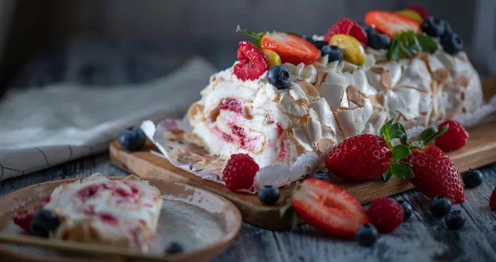 Savršen spoj čokolade, kokosa i svježih malina/Pexels