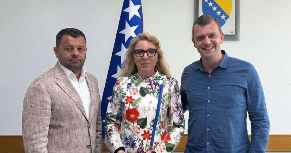 Ministar za ljudska prava i izbjeglice Bosne i Hercegovine, Sevlid Hurtić, sastao se danas u Sarajevu s predstavnicima roditelja djece s poteškoćama u razvoju iz Kantona Sarajevo, Zinaidom Jamakosmanović i Semirom Selimovićem, nakon što je njihovoj djeci onemogućen pristup Olimpijskom bazenu Otok//