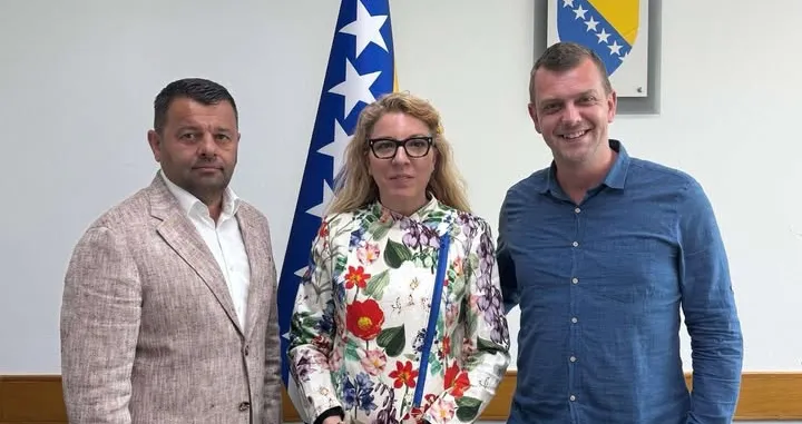 Ministar za ljudska prava i izbjeglice Bosne i Hercegovine, Sevlid Hurtić, sastao se danas u Sarajevu s predstavnicima roditelja djece s poteškoćama u razvoju iz Kantona Sarajevo, Zinaidom Jamakosmanović i Semirom Selimovićem, nakon što je njihovoj djeci onemogućen pristup Olimpijskom bazenu Otok//