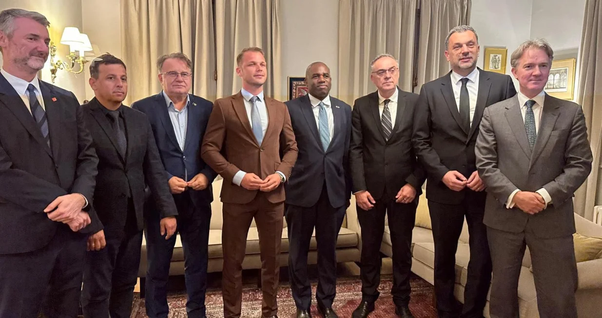 Edin Forto (Naša stranka), Nebojša Vukanović (Lista za pravdu i red), Nermin Nikšić (SDP), Draško Stanivuković (PDP), Milan Miličević (SDS), Elmedin Konaković (NiP), šef britanske diplomatije David Lammy i ambasador Velike Britanije u BiH Julian Reilly//