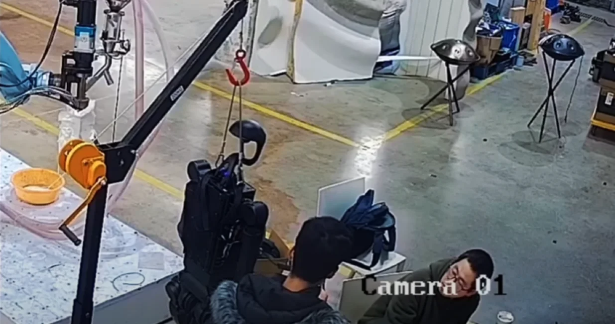 Robot u Kini napada radnika/