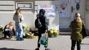 Odavanje pošte stradalima u Novom Sadu/Tanjug