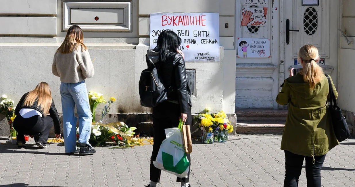 Odavanje pošte stradalima u Novom Sadu/Tanjug