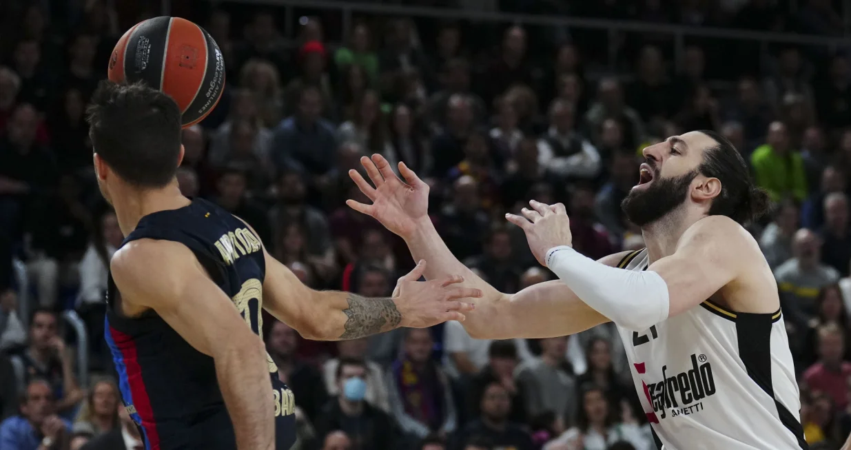 epa10391027 Barcelona's Nicolas Laprovittola (L) in action against Virtus Bologna's Tornike Shengelia (R) during the Euroleague basketball match between FC Barcelona and Virtus Segafredo Bologna held at Palau Blaugrana in Barcelona, Spain, 05 January 2023. EPA/Enric Fontcuberta