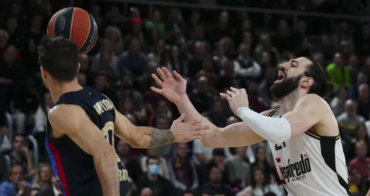 epa10391027 Barcelona's Nicolas Laprovittola (L) in action against Virtus Bologna's Tornike Shengelia (R) during the Euroleague basketball match between FC Barcelona and Virtus Segafredo Bologna held at Palau Blaugrana in Barcelona, Spain, 05 January 2023. EPA/Enric Fontcuberta