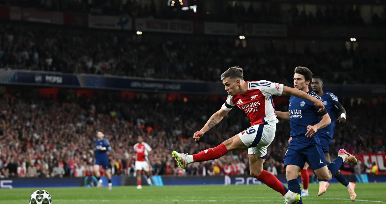 Soccer Football - Champions League - Semi Final - First Leg - Arsenal v Paris Saint Germain - Emirates Stadium, London, Britain - April 29, 2025 Arsenal's Leandro Trossard shoots at goal REUTERS/Dylan Martinez