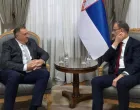 Predsjednik Republike Srpske i bjegunac od bh. pravosuđa Milorad Dodik boravio je danas, 7. maja, u Beogradu, gdje se sastao s premijerom Srbije Đurom Macutom/Screenshot