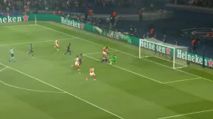 Gol Sake protiv PSG-a (FOTO: Screenshot/Reddit)