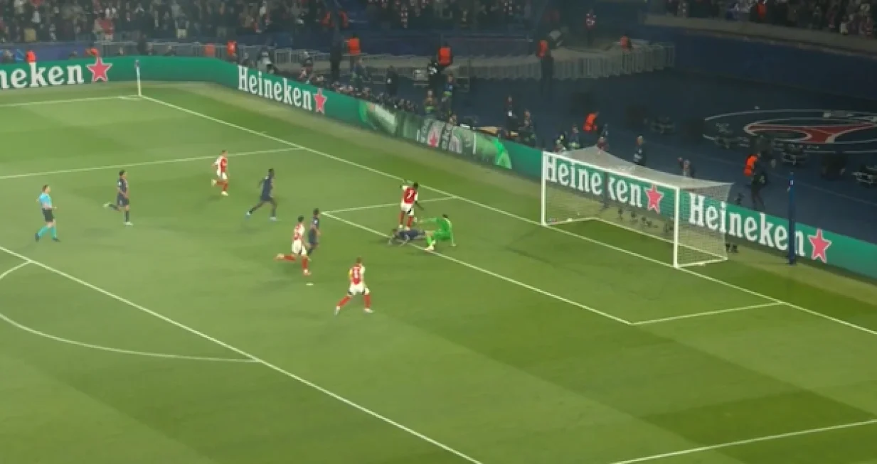 Gol Sake protiv PSG-a (FOTO: Screenshot/Reddit)
