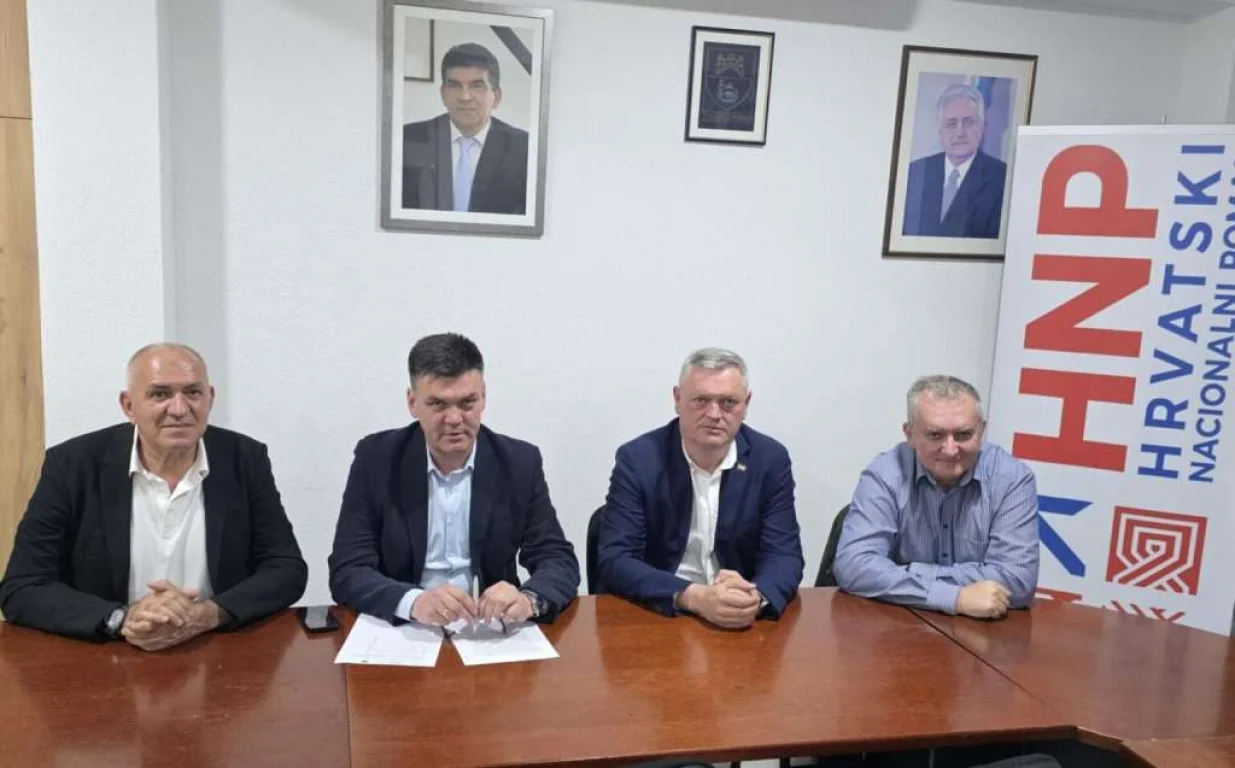 Četiri stranke članice Hrvatskog narodnog sabora (HNS) BiH uputile su u subotu otvoreno pismo aktualnom rukovodstvu HNS-a, u kojem pozivaju na njegovu hitnu reorganizaciju i povratak izvornim načelima zajedništva i ravnopravnosti.Pismo su potpisali predsjednici Hrvatske demokratske zajednice 1990 Ilija Cvitanović, Hrvatskog nacionalnog pomaka Ivan Vukadin, Hrvatskog demokratskog saveza Ivo Tadić i Hrvatske seljačke stranke Mario Karamatić, a kao ključni razlog nezadovoljstva naveli su, kako tvrde, višegodišnju zloupotrebu HNS-a u političke i osobne svrhe.//