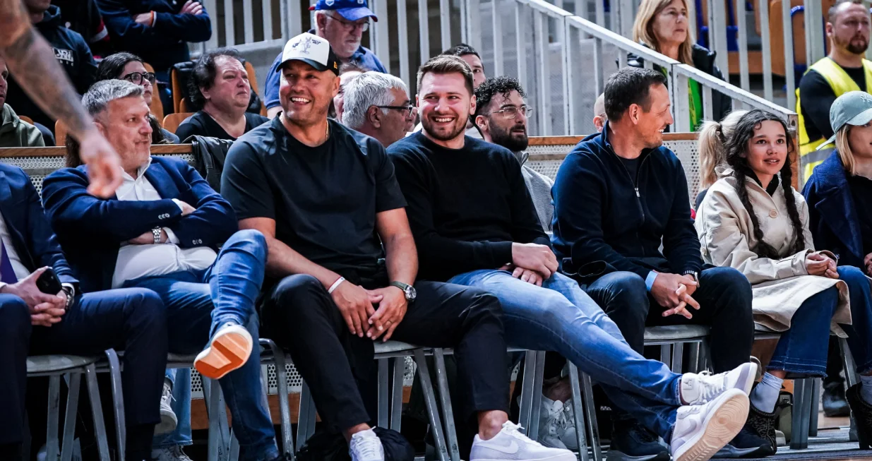 Luka Dončić gleda utakmicu Ilirija - Bosna