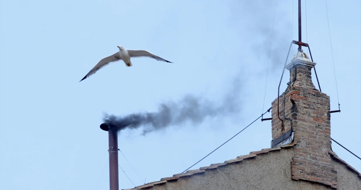 Crni dim iz dimnjaka na vrhu Sikstinske kapele, signalizira da drugog dana konklave u Vatikanu 8. maja 2025. nije izabran novi papa/Riccardo De Luca