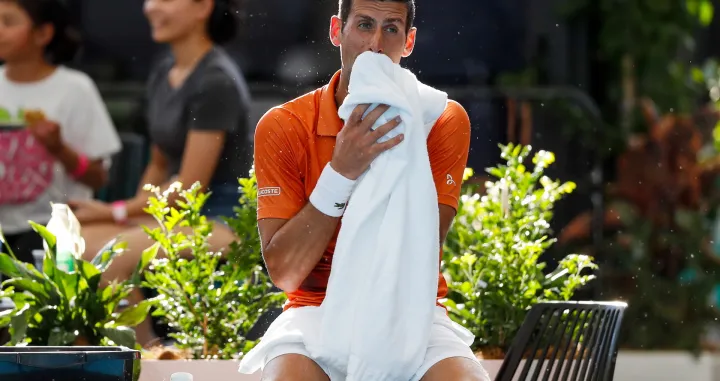 epa10395126 Novak Djokovic of Serbia rests during his match against Sebastian Korda of the United States in the Men's Singles Final 2023 Adelaide International Tennis Tournament at the Memorial Drive Tennis Centre in Adelaide, Australia, 08 January 2023. EPA/MATT TURNER AUSTRALIA AND NEW ZEALAND OUT