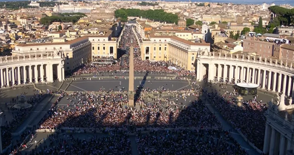 Na Trgu Svetog Petra se nalaze hiljade ljudi iz cijelog svijeta/Screenshot/