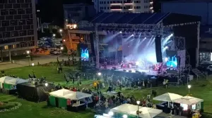 Dr. Nele Karajlić pjevao pred praznim trgom u Kragujevcu/X. Com